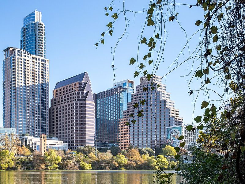 El horizonte de Austin sobre el lago Lady Bird