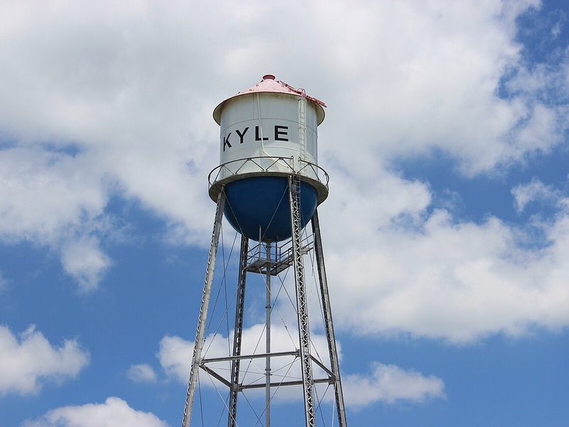 La torre de agua de Kyle con el nombre de la ciudad
